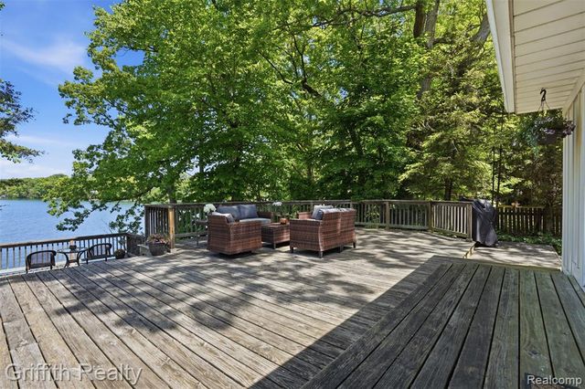 6262 Briggs Lake Drive, Brighton, MI 48116
