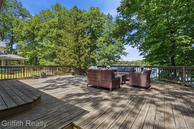 6262 Briggs Lake Drive, Brighton, MI 48116