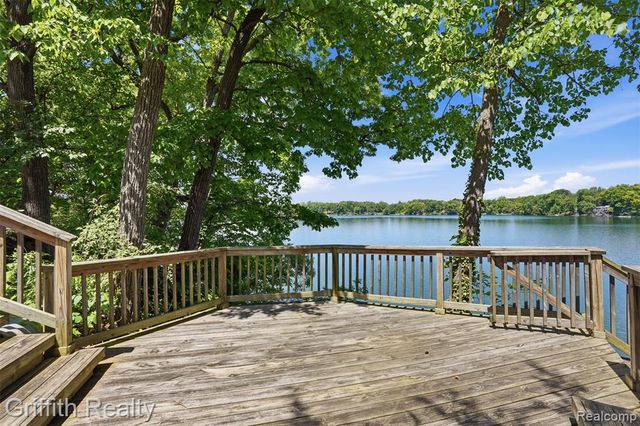 6262 Briggs Lake Drive, Brighton, MI 48116