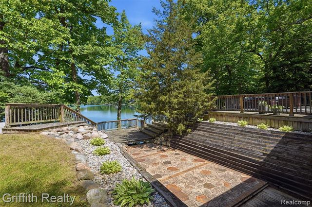 6262 Briggs Lake Drive, Brighton, MI 48116