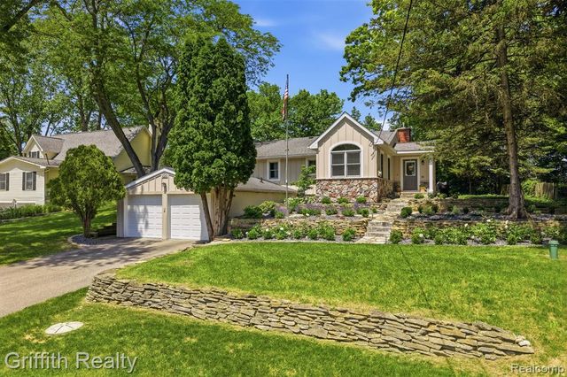 6262 Briggs Lake Drive, Brighton, MI 48116