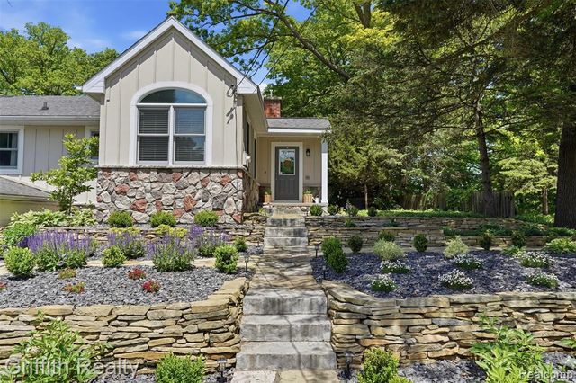 6262 Briggs Lake Drive, Brighton, MI 48116
