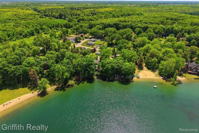 6262 Briggs Lake Drive, Brighton, MI 48116