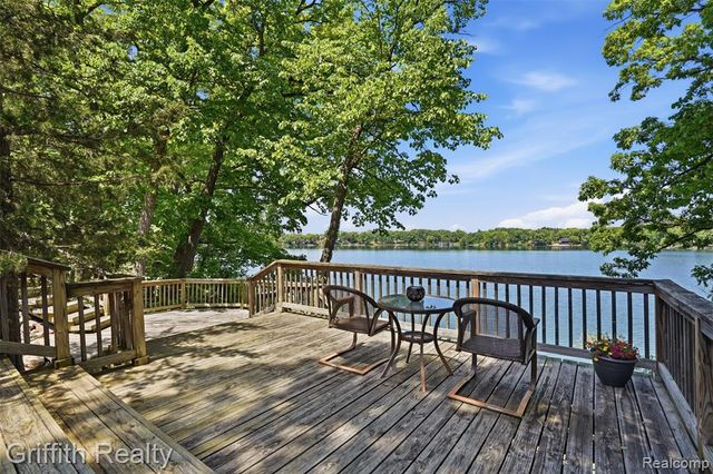 6262 Briggs Lake Drive, Brighton, MI 48116