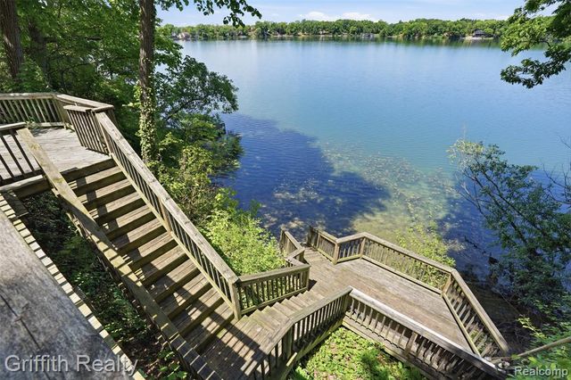 6262 Briggs Lake Drive, Brighton, MI 48116