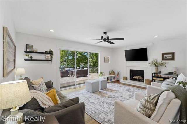 6262 Briggs Lake Drive, Brighton, MI 48116