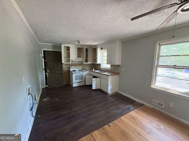 7126 Pineview Drive, Covington, GA 30014