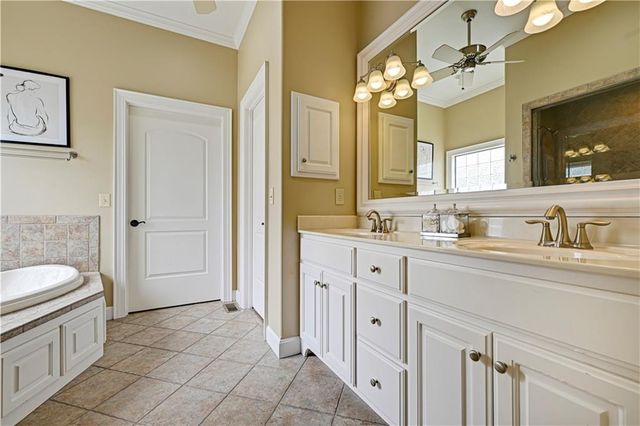 16661 S Country Club Drive, Loch Lloyd, MO 64012