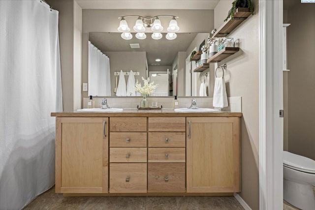 705 S Texas St, Kennewick, WA 99336