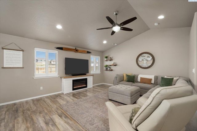 705 S Texas St, Kennewick, WA 99336