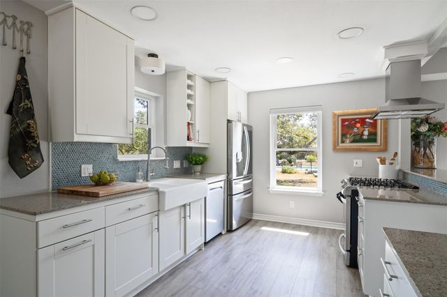 400 Oak Springs DR, Dripping Springs, TX 78620