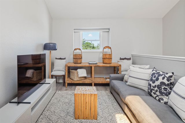 400 Oak Springs DR, Dripping Springs, TX 78620