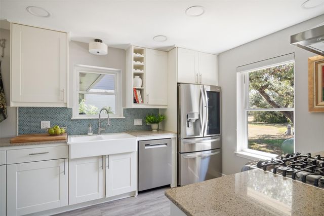 400 Oak Springs DR, Dripping Springs, TX 78620
