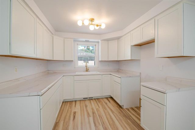 1073 SUBURBAN DRIVE, De Pere, WI 54115