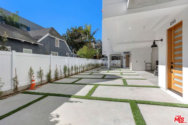 1255 N Gower Street, Los Angeles, CA 90038