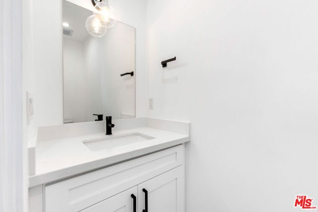 1255 N Gower Street, Los Angeles, CA 90038