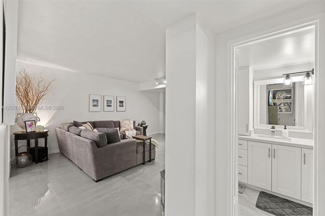 5001 Collins Avenue 1E, Miami Beach, FL 33140