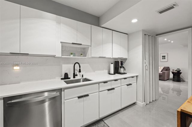 5001 Collins Avenue 1E, Miami Beach, FL 33140
