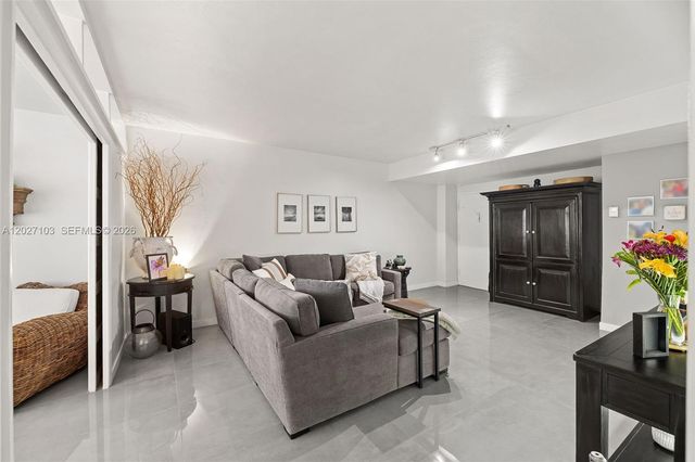 5001 Collins Avenue 1E, Miami Beach, FL 33140