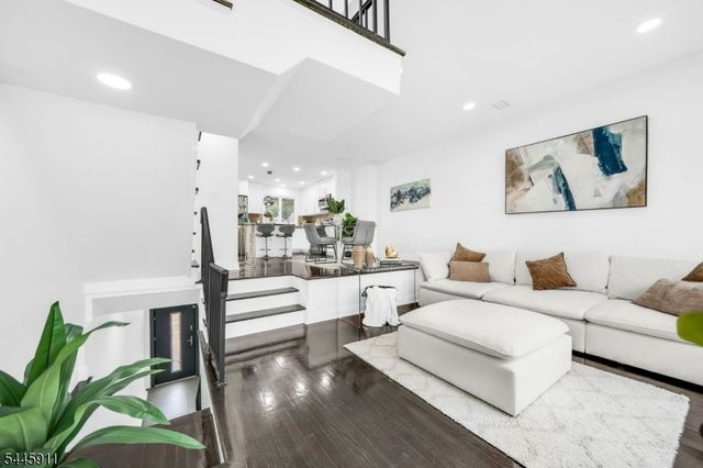 20 Veterans Way, Edgewater Boro, NJ 07020