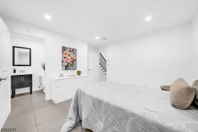 20 Veterans Way, Edgewater Boro, NJ 07020
