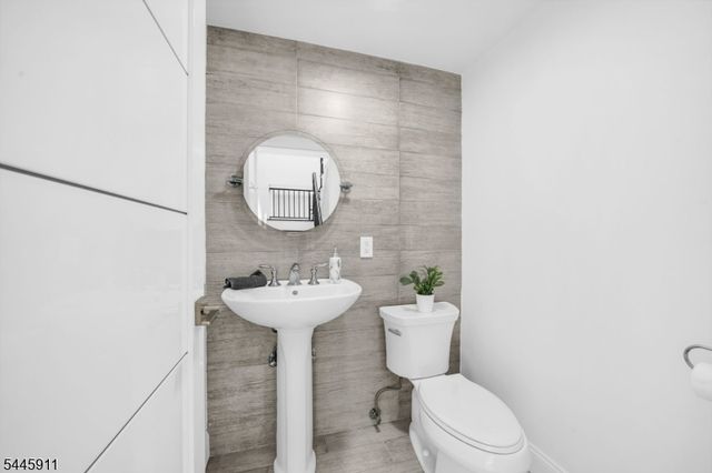 20 Veterans Way, Edgewater Boro, NJ 07020
