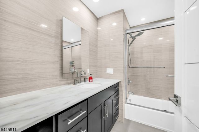 20 Veterans Way, Edgewater Boro, NJ 07020