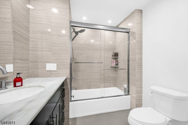 20 Veterans Way, Edgewater Boro, NJ 07020