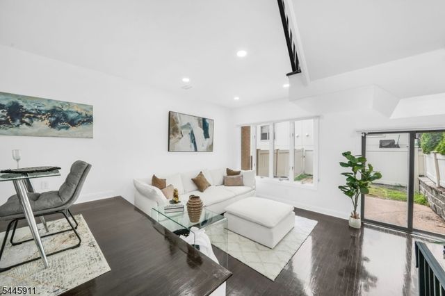 20 Veterans Way, Edgewater Boro, NJ 07020