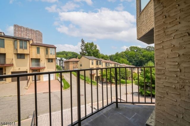 20 Veterans Way, Edgewater Boro, NJ 07020