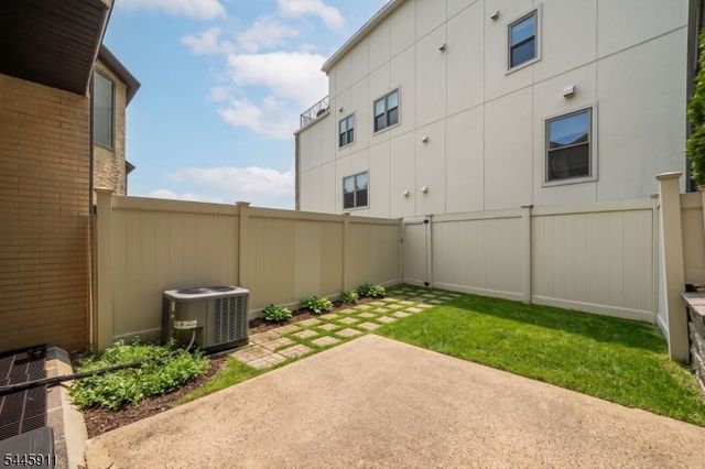 20 Veterans Way, Edgewater Boro, NJ 07020
