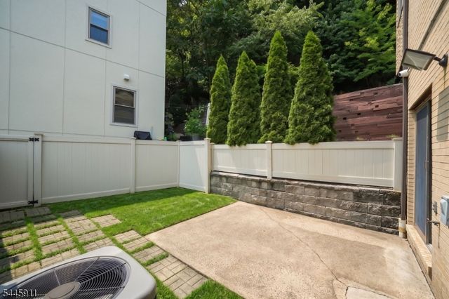 20 Veterans Way, Edgewater Boro, NJ 07020