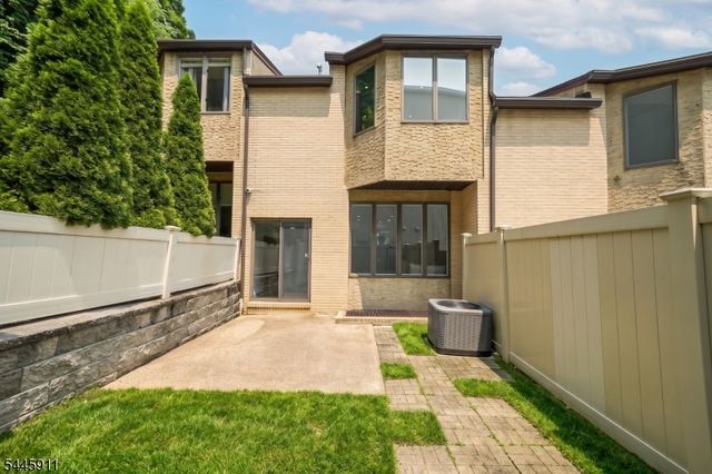 20 Veterans Way, Edgewater Boro, NJ 07020