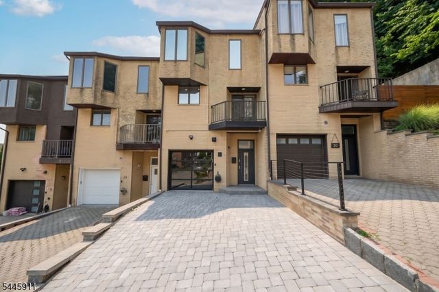 20 Veterans Way, Edgewater Boro, NJ 07020