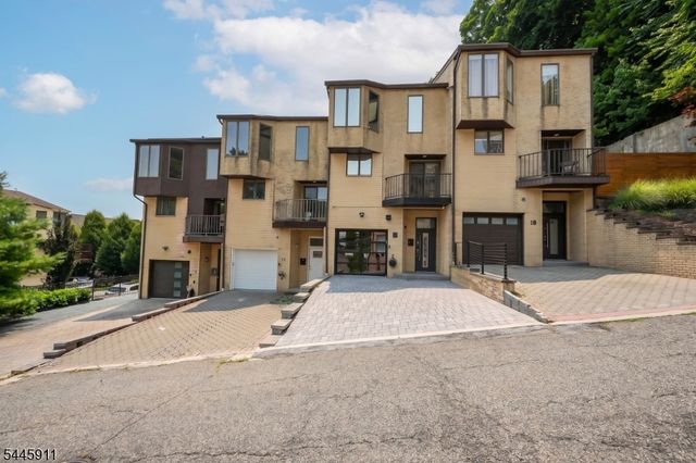 20 Veterans Way, Edgewater Boro, NJ 07020