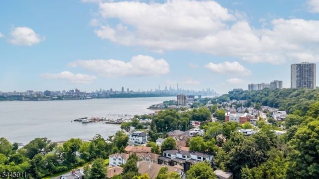 20 Veterans Way, Edgewater Boro, NJ 07020