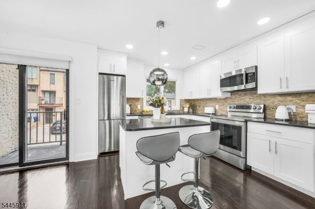 20 Veterans Way, Edgewater Boro, NJ 07020