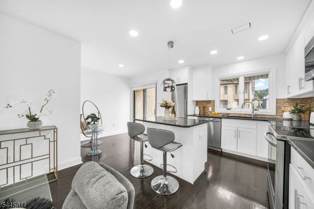 20 Veterans Way, Edgewater Boro, NJ 07020