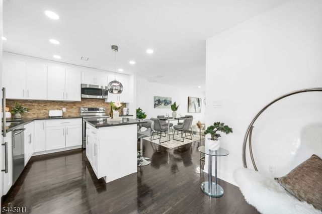 20 Veterans Way, Edgewater Boro, NJ 07020