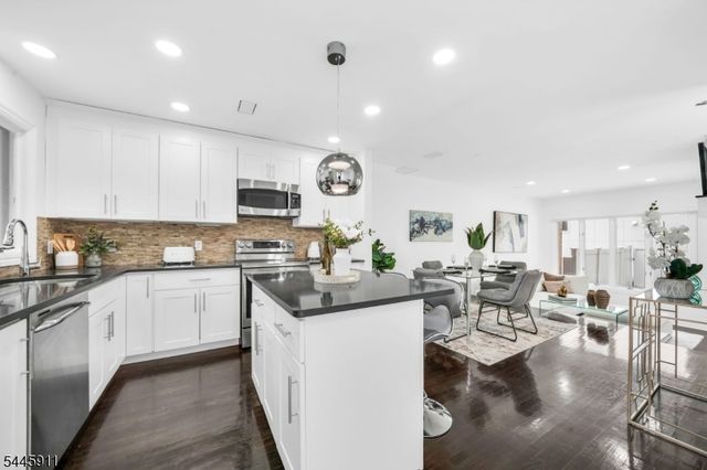 20 Veterans Way, Edgewater Boro, NJ 07020