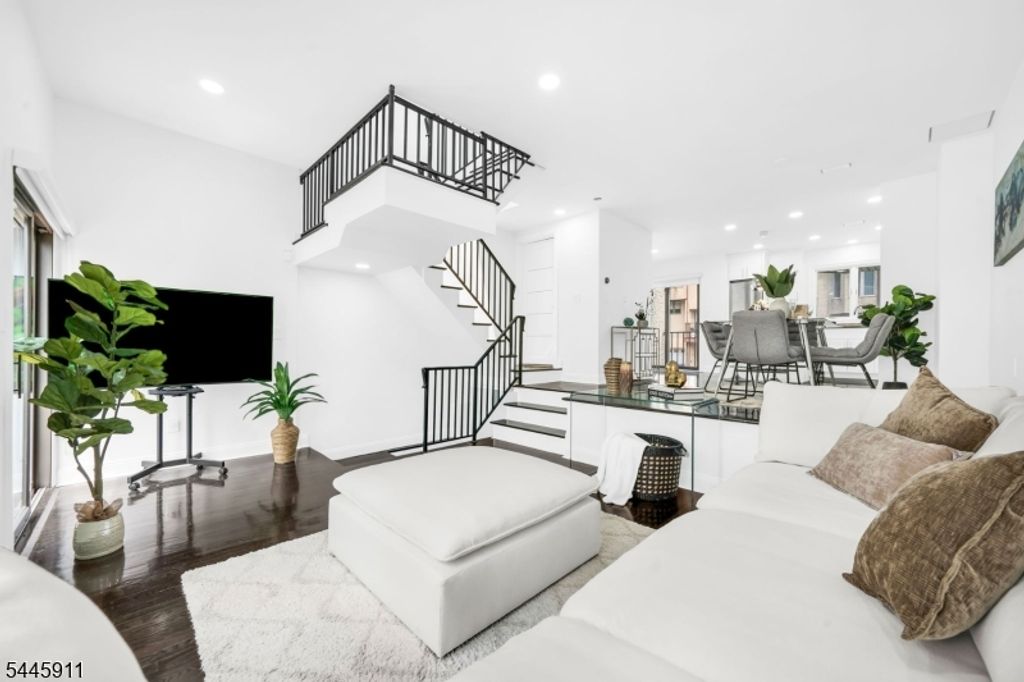 20 Veterans Way, Edgewater Boro, NJ 07020