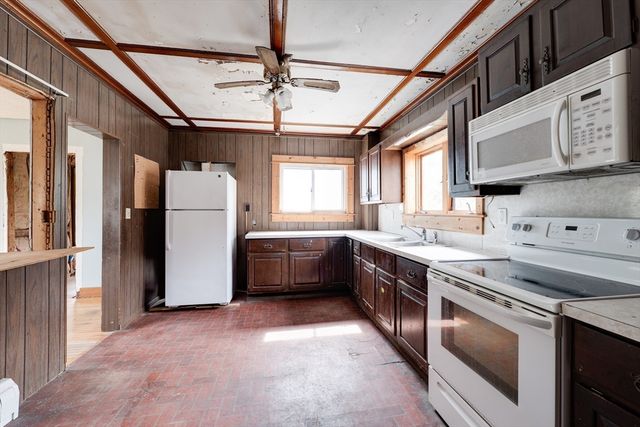 14 Dewey St, Easthampton, MA 01027