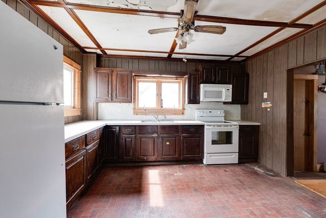 14 Dewey St, Easthampton, MA 01027