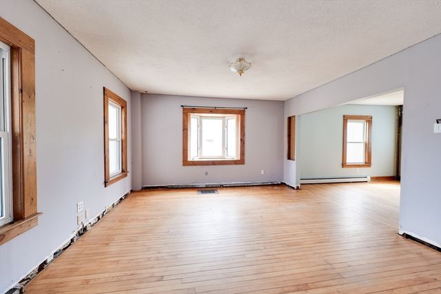 14 Dewey St, Easthampton, MA 01027