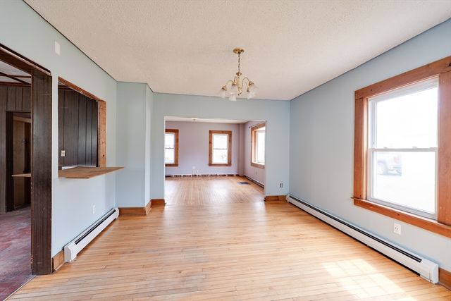 14 Dewey St, Easthampton, MA 01027