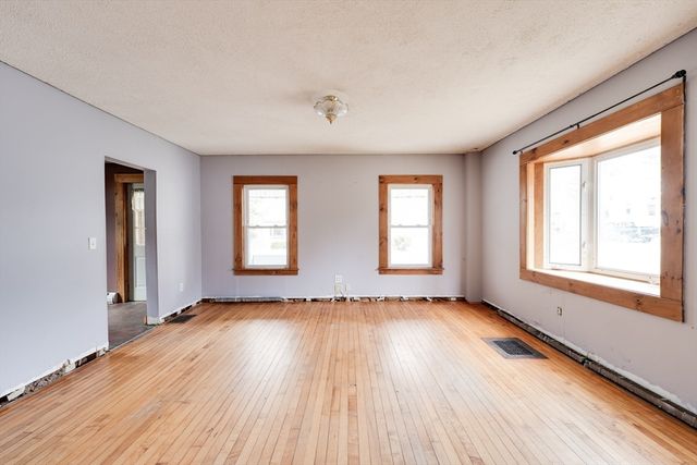 14 Dewey St, Easthampton, MA 01027