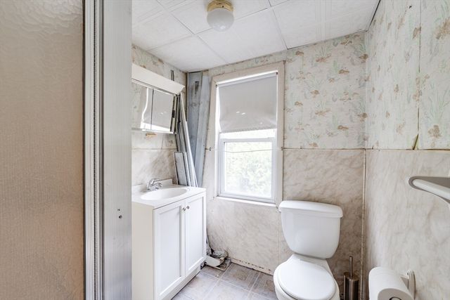 14 Dewey St, Easthampton, MA 01027