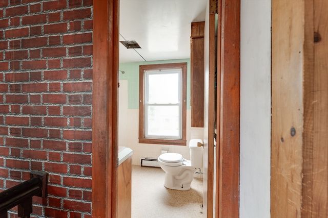 14 Dewey St, Easthampton, MA 01027