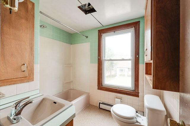 14 Dewey St, Easthampton, MA 01027