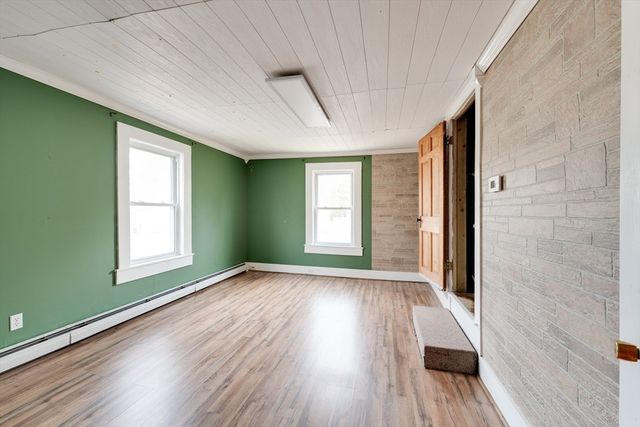 14 Dewey St, Easthampton, MA 01027